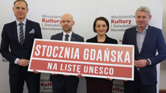Warszawa, 04.02.2020. Podsekretarz stanu w Ministerstwie Kultury i Dziedzictwa Narodowego, generalny konserwator zabytków prof. Magdalena Gawin (2P), wiceprezydent miasta Gdańska Alan Aleksandrowicz (2L), prezes zarządu EURO STYL Mikołaj Konopka (P) oraz dyrektor Narodowego Instytutu Dziedzictwa Bartosz Skaldawski (L) podczas konferencji prasowej poświęconej wpisaniu Stoczni Gdańskiej na Listę światowego dziedzictwa UNESCO, w siedzibie Departamentu Ochrony Zabytków MKiDN w Warszawie. Fot. PAP/T. Gzell