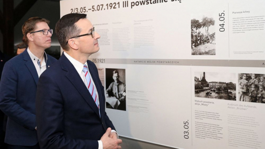 Premier Mateusz Morawiecki (P) oraz prezydent miasta Daniel Beger podczas wizyty w Muzeum Powstań Śląskich w Świętochłowicach. Fot. PAP/A. Grygiel