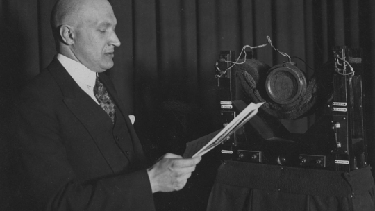 Roman Rudniewski podczas wygłaszania przemówienia z okazji 100. audycji Próbnej Stacji Polskiego Towarzystwa Radiotechnicznego. 1926 r. Fot. NAC