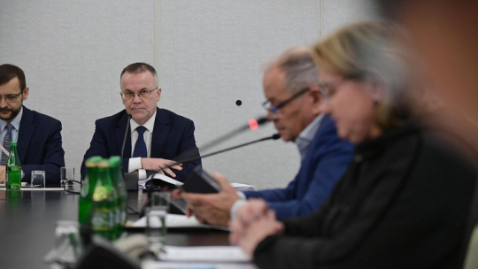 Wiceminister kultury Jarosław Sellin (2L) podczas posiedzenia senackiej Komisji Kultury i Środków Przekazu. 20.02.2020. Fot. PAP/M. Obara