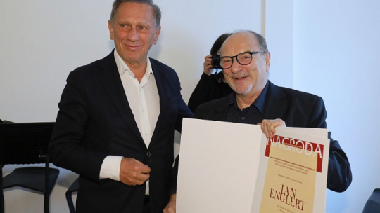 Dyrektor artystyczny Teatru Narodowego Jan Englert (L) odbiera z rąk przewodniczącego polskiej sekcji Międzynarodowego Stowarzyszenia Krytyków Teatralnych Tomasza Miłkowskiego Nagrodę Specjalną im. Stefana Treugutta. Fot. PAP/P. Supernak