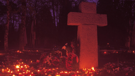 Warszawa, 1989-04. Rocznica zbrodni katyńskiej. Krzyż na Cmentarzu Wojskowym na Powązkach, postawiony w hołdzie prawie 19 tys. jeńców wojennych – polskich oficerów, wymordowanych na mocy decyzji Biura Politycznego KC Komunistycznej Partii Związku Radzieckiego z 5 marca 1940 r. przez NKWD na wiosnę tego roku, przetrzymywanych w obozach na terytorium ZSRR. Fot. PAP/J. Bogacz