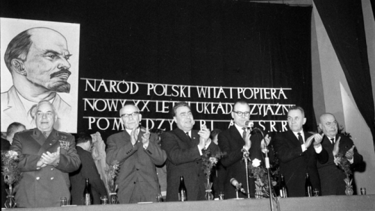 Warszawa 07. 04. 1965. Spotkanie delegacji partyjno-rządowej ZSRS z aktywami ważniejszych zakładów wrocławskiego przemysłu elektromaszynowego. W spotkaniu uczestniczyli ze strony sowieckiej: Leonid Breżniew (trzeci z lewej), I sekreatrz KC KPZR, Aleksiej Kosygin (drugi z prawej), premier ZSRS; ze strony polskiej: Władysław Gomułka (drugi z lewej), I sekretarz KC PZPR, i Józef Cyrankiewicz (z prawej), premier PRL. Fot. PAP/CAF/S. Czarnogórski 
