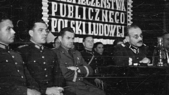Warszawa, 1948-10-09. Uroczysta akademia w klubie MBP (Ministerstwa Bezpieczeństwa Publicznego) przy al. Wyzwolenia z okazji czwartej rocznicy istnienia Milicji Obywatelskiej. W prezydium zasiedli: minister bezpieczeństwa publicznego Stanisław Radkiewicz, gen. Franciszek Jóźwiak ps. Witold, wiceminister obrony narodowej gen. Piotr Jaroszewicz, gen. Konrad Świetlik i przedstawiciele delegacji zagranicznych. Nz. m.in. gen. Franciszek Jóźwiak ps. Witold (P), gen. Piotr Jaroszewicz (3L). Fot. PAP-CAF