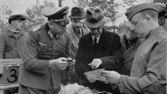 Katyń, Rosja, 04.1943 r. Były premier Polski Leon Kozłowski bierze udział w identyfikacji zwłok polskich oficerów wydobywanych z katyńskich grobów. Groby zamordowanych odkryli Niemcy w 04.1943 r. Fot. PAP/CAF