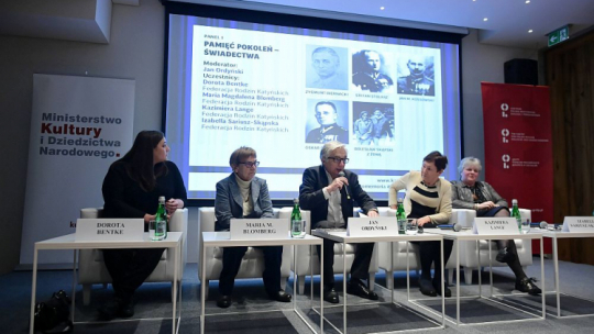 Od lewej: członek zarządu Federacji Rodzin Katyńskich Dorota Bentke, historyk Maria M. Blomberg, dziennikarz Jan Ordyński, członek zarządu Federacji Rodzin Katyńskich Kazimiera Lange oraz prezes Federacji Rodzin Katyńskich Izabella Sariusz-Skąpska podczas międzynarodowej konferencji „Katyń Pro Memoria”. Fot. PAP/M. Obara