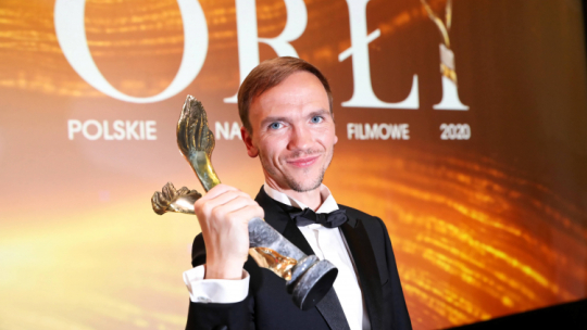 Warszawa, 02.03.2020. Reżyser Jan Komasa podczas ceremonii wręczenia Polskich Nagród Filmowych - Orłów.  PAP/L. Szymański