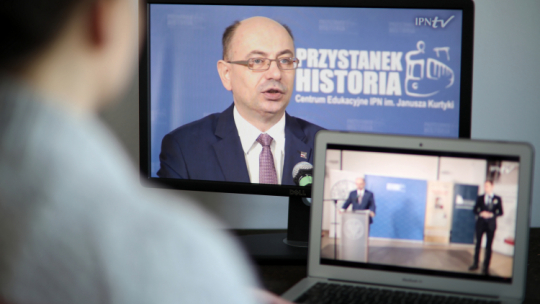 Transmisja konferencji zastępcy prezesa Instytutu Pamięci Narodowej Mateusza Szpytmy z okazji Narodowego Dnia Pamięci Polaków ratujących Żydów pod okupacją niemiecką. Fot. PAP/L. Szymański