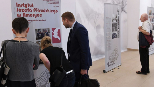 Wernisaż wystawy „Instytut Piłsudskiego w Ameryce – historia i zbiory polskiej instytucji w Nowym Jorku” w Centrum Edukacyjnym IPN w Warszawie. 2018 r. Fot. PAP/P. Nowak