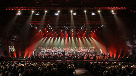 Koncert Requiem Polskie - Hołd Ofiarom pod batutą Krzysztofa Pendereckiego, z okazji 35. rocznicy Grudnia '70. Szczecin, 2005 r. Fot. PAP/R. Stachnik