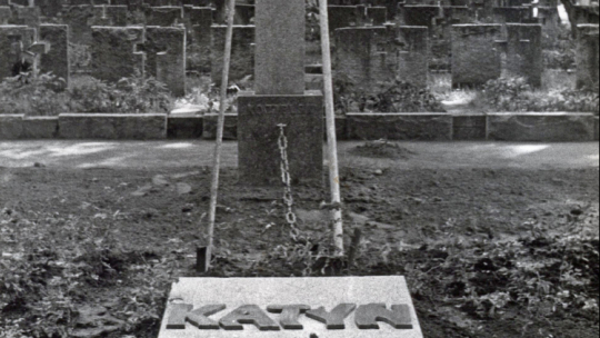 Pomnik katyński ustawiony 31 lipca 1981 r. w tzw. Dolince Katyńskiej na Cmentarzu Wojskowym na warszawskich Powązkach. Źródło: Archiwum Andrzeja Melaka