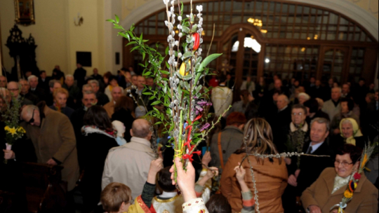 Przemyśl, 2012. Przyniesione przez wiernych palmy podczas mszy świętej w soborze archikatedralnym pw. św. Jana Chrzciciela w Przemyślu, 8 bm. Zgodnie z kalendarzem juliańskim wierni obrządków wschodnich obchodzą Niedzielę Palmową, która rozpoczyna obchody Wielkiego Tygodnia. Fot. PAP/D. Delmanowicz 