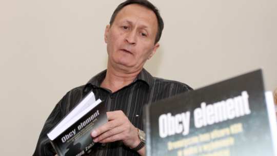 Poznań, 23.06.2010. Oleg Zakirov podczas promocji swojej książki "Obcy element", która opisuje dramatyczną walkę oficera KGB o wyjaśnienie zbrodni katyńskiej, 23 bm. w Poznaniu. Fot. PAP/A. Ciereszko