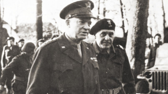 Gen. Dwight Eisenhower wizytuje oddziały 1. Dywizji Pancernej, gen. Stanisław Maczek po prawej, Holandia 1944 r. Źródło: Wikipedia Commons