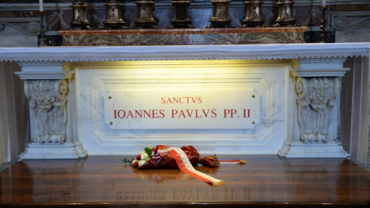 Watykan, 17.05.2016. Grób Jana Pawła II w Watykanie. Fot. PAP/J. Turczyk