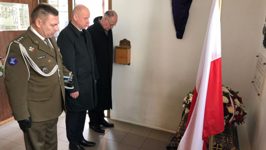 Delegacja Ambasady RP w Moskwie uczciła pamięć zamordowanych w Katyniu w kaplicy przy kościele katolickim pw. Niepokalanego Poczęcia NMP w Smoleńsku, gdzie znajdują się pamiątki związane ze Zbrodnią Katyńską i polskimi pielgrzymkami do Katynia. Fot. Ambasada RP w Moskwie