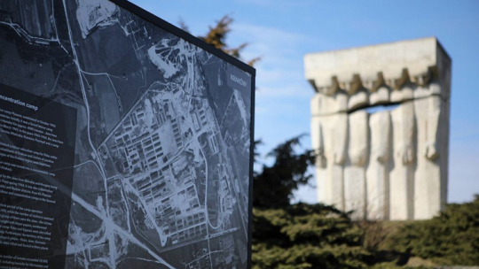 Pomnik Ofiar Faszyzmu w Krakowie na terenie byłego niemieckiego obozu w Płaszowie. Fot. PAP/S. Rozpędzik