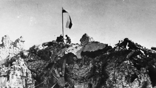 Po zwycięskiej walce patrol z 12. Pułku Ułanów Podolskich zatyka polską flagę nad rumowiskiem klasztoru Monte Cassino. 18.05.1944. Fot. PAP/CAF