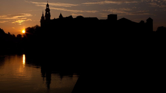 Widok Zamku Królewskiego na Wawelu na tle wschodzącego słońca w Krakowie. Fot. PAP/S. Rozpędzik