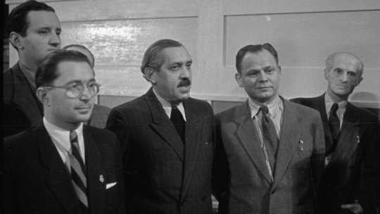 Warszawa, 1948-12-20. Kongres Zjednoczeniowy Polskiej Partii Robotniczej (PPR) i Polskiej Partii Socjalistycznej (PPS), 15-21 XII, w auli Politechniki Warszawskiej. I Zjazd Polskiej Zjednoczonej Partii Robotniczej (PZPR). Szósty dzień Kongresu. Nz. od lewej: Stanisław Dygat, Leopold Lewin, Aleksander Wat, Stanisław Ryszard Dobrowolski i Julian Tuwim. Fot. PAP/CAF