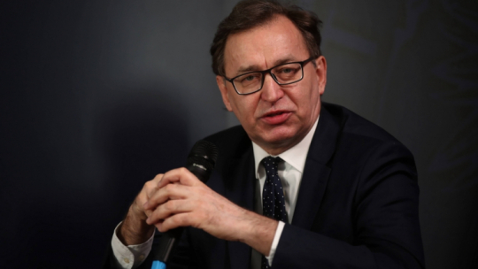 Kraków, 18.05.2020. Prezes IPN Jarosław Szarek podczas konferencji prasowej, 18 bm. w Krakowie, z okazji 100. rocznicy urodzin Jana Pawła II. Fot. PAP/Ł. Gągulski