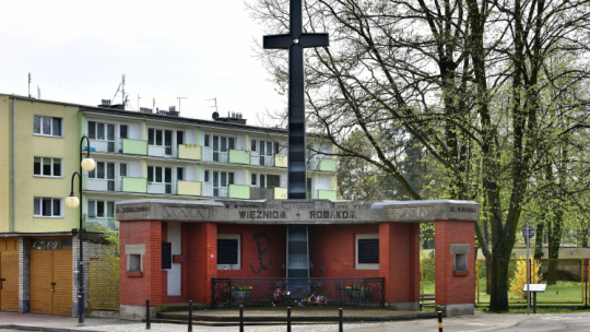 Pomnik ofiar obozu NKWD przy ul. Marsa w Rembertowie. Źródło: Wikipedia Commons