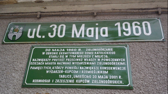 Zielona Góra. Tablica upamiętniająca wydarzenia z 1960 r. Źródło: Wikipedia Commons