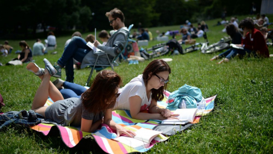 Próba pobicia rekordu świata w jednoczesnym czytaniu pod gołym niebem podczas Big Book Festiwalu. Warszawa, 2016. Fot. PAP/J. Turczyk