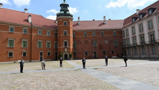 Wicepremier, minister kultury i dziedzictwa narodowego Piotr Gliński (3P), artysta Jerzy Kalina (2L) i dyrektor Centrum Sztuki Współczesnej Zamek Ujazdowski Piotr Bernatowicz (L) podczas inauguracji instalacji artystycznej Jerzego Kaliny „Defilada”. 08.05.2020. Fot. PAP/P. Nowak