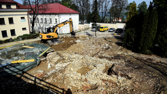 alwaria Pacławska, 08.05.2020. Relikty murów kamiennych w Sanktuarium Męki Pańskiej i Matki Bożej Kalwaryjskiej w Kalwarii Pacławskiej.  PAP/D. Delmanowicz