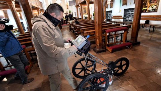 Badania przy pomocy georadaru w kościele rektoralnym pw. Niepokalanego Poczęcia NMP w Kołobrzegu. Poszukiwania mają na celu odnalezienie miejsca pochówku Macieja von Krockowa. 23.05.2020. Fot. PAP/M. Bielecki