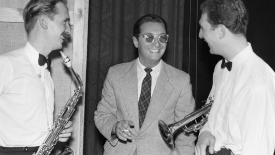Leopold Tyrmand (C) z muzykami na Festiwalu Jazzowym w Sopocie w 1957 r. Fot. PAP/CAF/J. Uklejewski