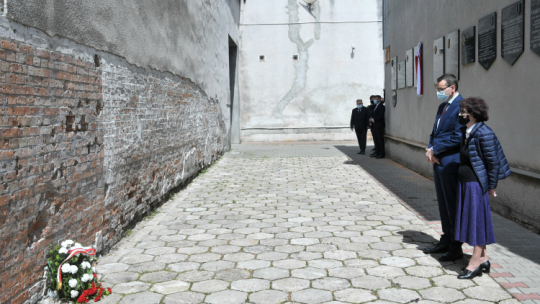 Premier Mateusz Morawiecki (2P) i córka Witolda Pileckiego Zofia Pilecka-Optułowicz (P) podczas złożenia kwiatów pod ścianą straceń w Muzeum Żołnierzy Wyklętych i Więźniów Politycznych PRL w Warszawie. Fot. PAP/R. Pietruszka