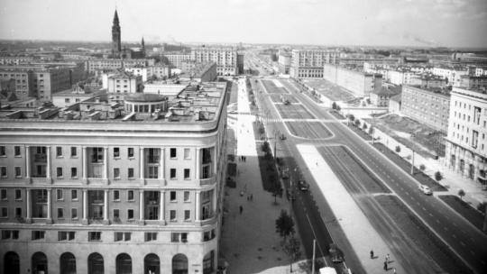 Osiedle Muranów od strony skrzyżowania al. gen. Karola Świerczewskiego i ul. J. Marchlewskiego. Widoczna ul. J. Marchlewskiego w kierunku Żoliborza. Widok z lotu ptaka. Archiwum fotograficzne Zbyszka Siemaszki. Fot. Narodowe Archiwum Cyfrowe