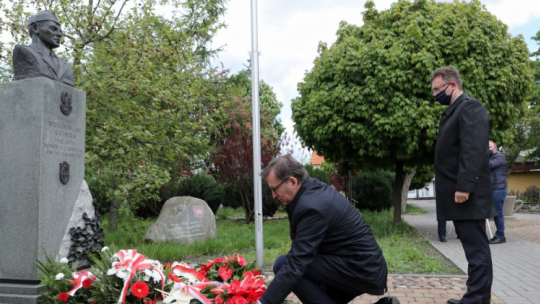Krośniewice, 12.05.2020. Prezes Instytutu Pamięci Narodowej dr Jarosław Szarek (L) składa kwiaty pod pomnikiem gen. broni Władysława Andersa, z okazji 50. rocznicy jego śmierci. Fot. PAP/R. Zawistowski