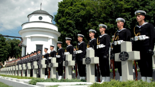 Lwów, Ukraina, 24.06.05 r. Polscy żołnierze pomiędzy grobami na Cmentarzu Orląt we Lwowie 24 bm. Z udziałem prezydentów Ukrainy i Polski, Wiktora Juszczenki i Aleksandra Kwaśniewskiego odbyły się 24 bm. uroczystości otwarcia i poświęcenia odbudowanego Cmentarza Orląt Lwowskich. Fot. PAP/D. Delmanowicz