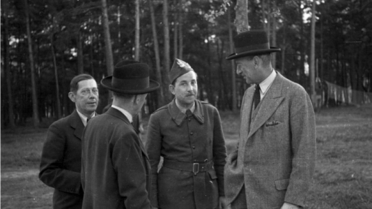 1940 r. Brytyjska misja wojskowa w Coetquidan. Widoczni cywilni goście i por. Zbigniew Korfanty. Z lewej Józef Retinger. Źródło: NAC
