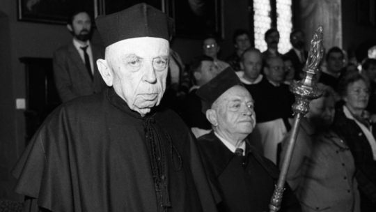 Kraków 12.10.1990. Uroczystość nadania tytułu doctora honoris causa Uniwersytetu Jagiellońskiego profesorowi Józefowi Marii Bocheńskiemu OP (nz. L), w budynku Collegium Maius. Fot. PAP/M. Sochor