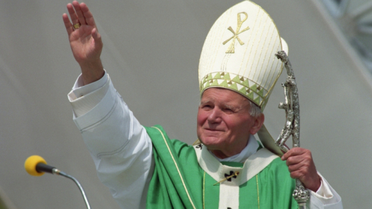 Warszawa 09.06.1991. IV pielgrzymka papieża Jana Pawła II do Polski. Msza święta celebrowana przez Ojca Świętego na terenie warszawskiego parku Agrykola. Fot. PAP/J. Mazur