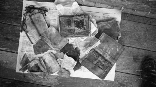 Warszawa, Palmiry, 1946-04-18. Rzeczy osobiste znalezione podczas ekshumacji zwłok Mieczysława Niedziałkowskiego, redaktora naczelnego dziennika Polskiej Partii Socjalistycznej Robotnik, zamordowanego w czerwcu 1940 w Palmirach, gdzie hitlerowcy dokonywali masowych egzekucji Polaków i Żydów. Fot. PAP/B. Lambach