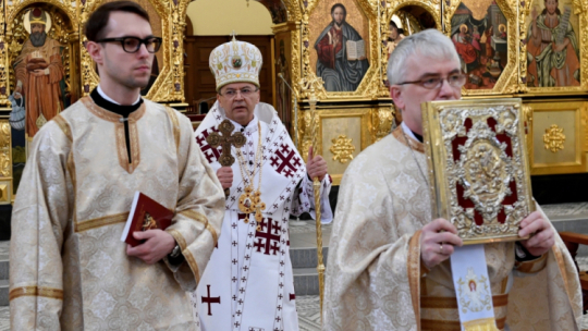 Przemyśl, 19.04.2020. Metropolita przemysko-warszawski obrządku greckokatolickiego arcybiskup Eugeniusz Popowicz (2L) podczas liturgii wielkanocnej w greckokatolickim soborze archikatedralnym w Przemyślu, 19 bm. Zgodnie z kalendarzem juliańskim wierni Kościołów wschodnich obchodzą Wielkanoc. Ze względu na epidemię koronawirusa celebracje mają ograniczony charakter. Fot. PAP/D. Delmanowicz