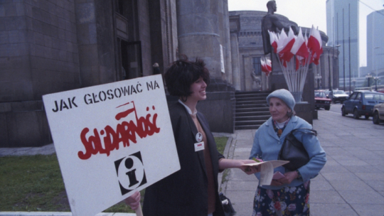 Warszawa 04.06.1989. Wybory parlamentarne (tzw. Wybory czerwcowe, Wybory do Sejmu Kontraktowego). Nz. punkt informacyjny Komitetu Obywatelskiego Solidarność, przed Pałacem Kultury i Nauki. Fot. PAP/I. Sobieszczuk