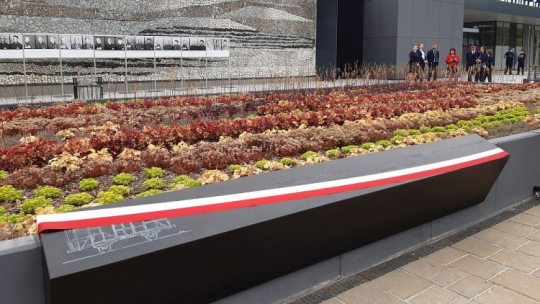 Odsłonięcie tablicy w Oświęcimiu poświęconej kolejarzom niosącym pomoc więźniom Auschwitz. Fot. Marek Szafrański