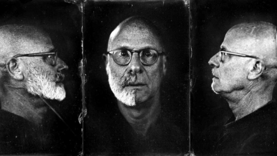 Węgierski dokumentalista i artysta multimedialny Peter Forgacs. Źródło: www.krakowfilmfestival.pl