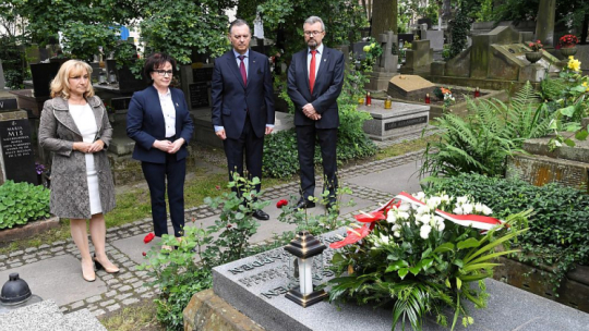 Od lewej: posłanka PiS Elżbieta Duda, marszałek Sejmu Elżbieta Witek, wnuk profesora Romana Ingardena Krzysztof Ingarden oraz prof. Leszek Sosnowski podczas złożenia kwiatów na grobie Romana Ingardena w 50. rocznicę jego śmierci na krakowskim Cmentarzu Rakowickim. Fot. PAP/J. Bednarczyk