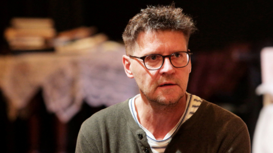 Olsztyn, 20.12.2019. Wojciech Malajkat podczas próby dla mediów przed premierą spektaklu „Dulscy. Tragifarsa kołtuńska”, wg Gabrieli Zapolskiej w teatrze im. Stefana Jaracza w Olsztynie.  PAP/T. Waszczuk