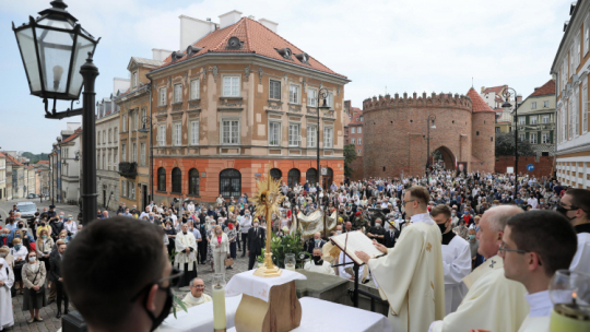  Warszawa, 11.06.2020. Arcybiskup metropolita warszawski, kardynał Kazimierz Nycz (3P) podczas procesji Bożego Ciała.  PAP/L. Szymański
