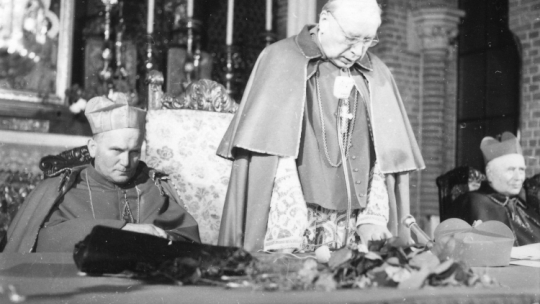 Katowice, 1970. Uroczysta Sesja Episkopatu w Katowickiej Katedrze. Nz. metropolita krakowski kard. Karol Wojtyła i prymas Polski kard. Stefan Wyszyński. Fot. PAP/E. Wołoszczuk