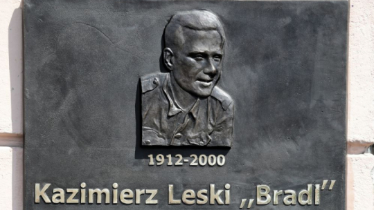 Warszawa, 28.07.2020. Tablica pamiątkowa poświęcona pamięci płk. Kazimierza Leskiego ps. Bradl. Fot. PAP/W. Olkuśnik