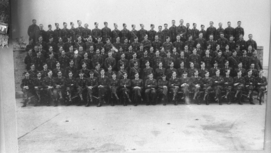 Pamiątkowe zdjęcie lotników sił powietrznych Wielkiej Brytanii (Royal Air Force) wykonane w 1940 r. w Anglii; na zdj. m.in. w pierwszym rzędzie Stanisław Skalski (3L), generał brygady pilot Wojska Polskiego, najlepszy polski as myśliwski okresu II wojny światowej. Fot. PAP/CAF/W. Rozmysłowicz